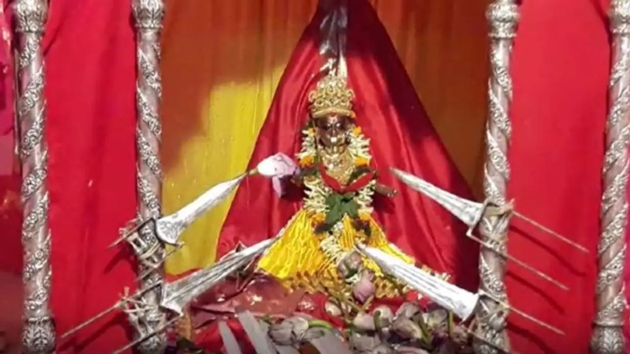 সাড়ে ন'শো গ্রামের খাঁটি সোনা, এখানে দেবী থাকেন সশস্ত্র পাহারায় সাড়ে ন'শো গ্রামের খাঁটি সোনা, এখানে দেবী থাকেন সশস্ত্র পাহারায়