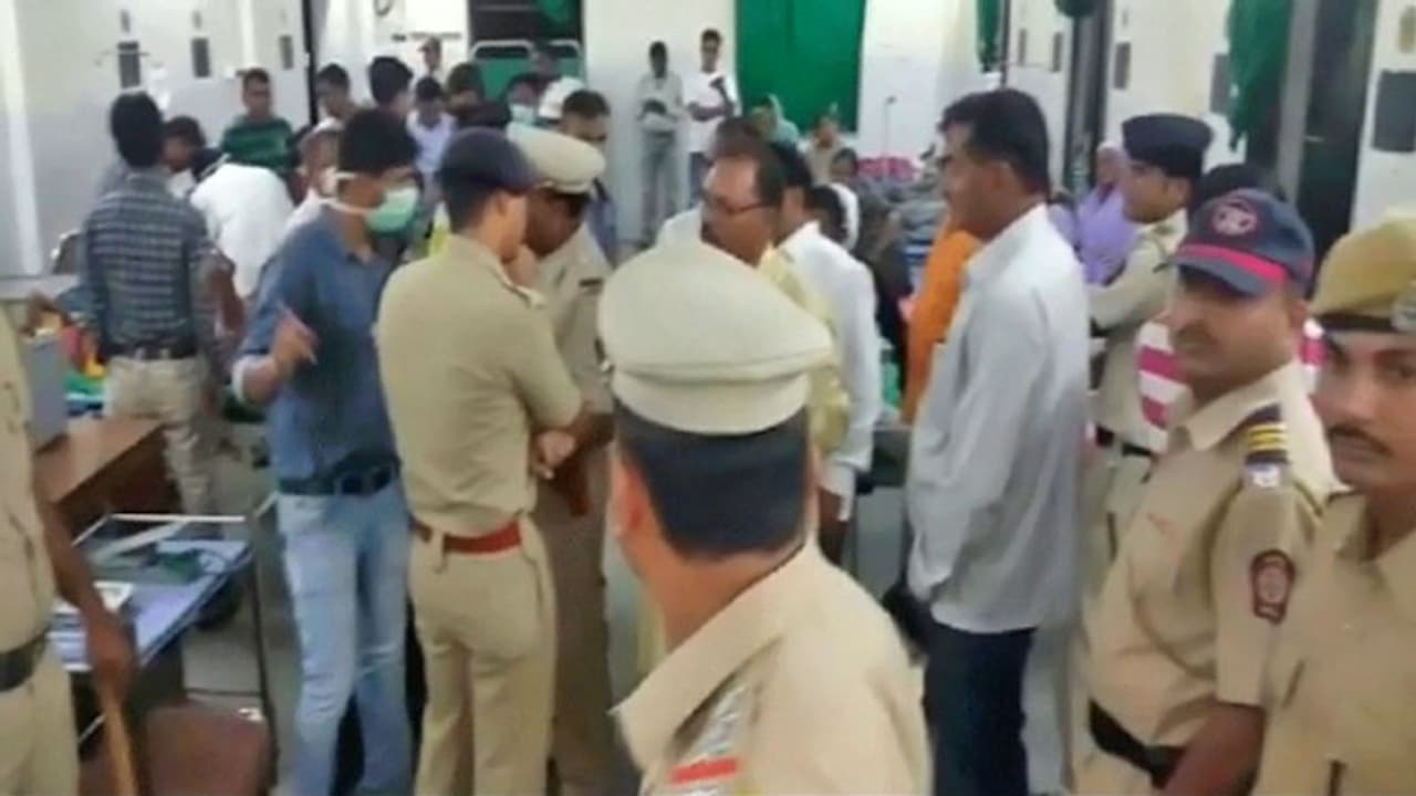 महाराष्ट्र में बंदूकधारियों ने भाजपा पार्षद, उसके परिवार के चार सदस्यों की हत्या की