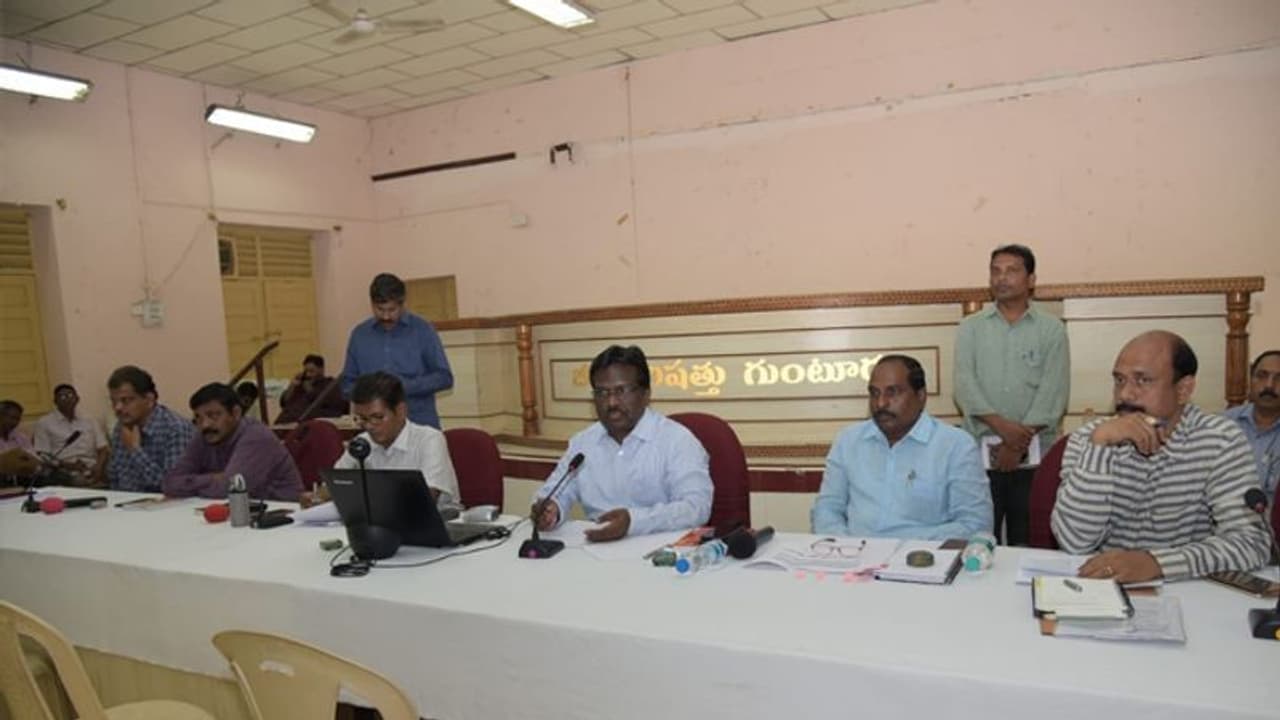 సమస్యల పరిష్కారంలో అలసత్వం వద్దు: గుంటూరు జిల్లా కలెక్టర్ సమస్యల పరిష్కారంలో అలసత్వం వద్దు: గుంటూరు జిల్లా కలెక్టర్