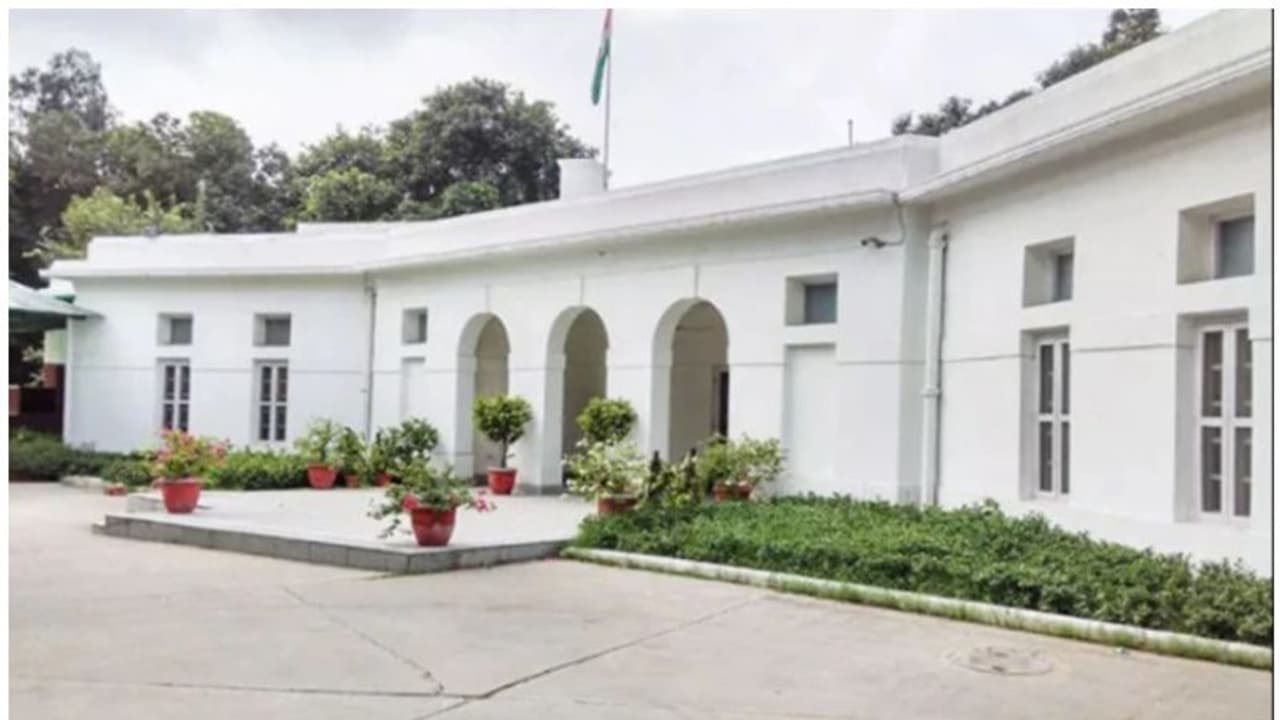 सरकारी बंगलों में ऐश काट रहे पूर्व सांसदों पर नकेल,अब इस नए नियम के तहत खाली करना पड़ेगा घर सरकारी बंगलों में ऐश काट रहे पूर्व सांसदों पर नकेल,अब इस नए नियम के तहत खाली करना पड़ेगा घर