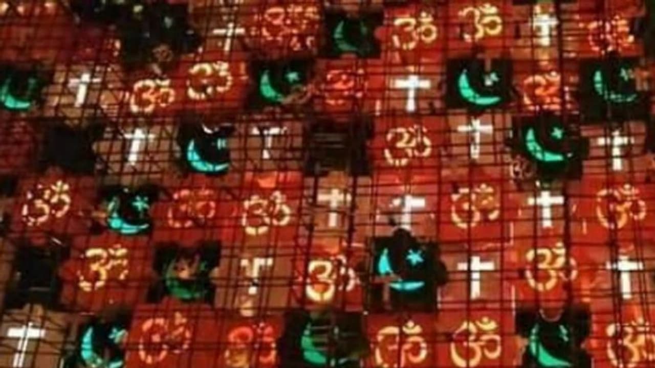 जब दुर्गा पंडाल में बज उठा अजान, विवाद बढ़ा तो सामने आई ये वजह जब दुर्गा पंडाल में बज उठा अजान, विवाद बढ़ा तो सामने आई ये वजह