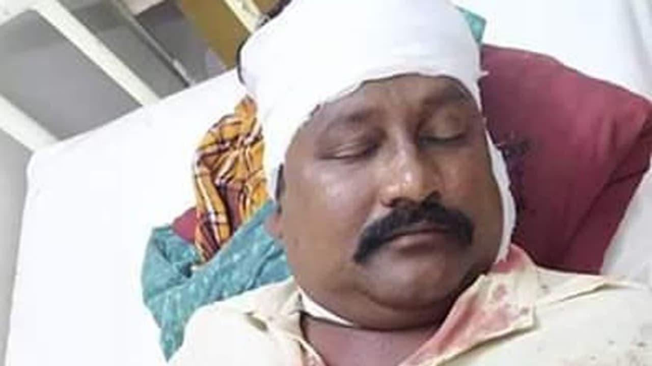 రెచ్చిపోయిన వైసీపీ నేతలు: టీడీపీ దళిత నేతపై దాడి రెచ్చిపోయిన వైసీపీ నేతలు: టీడీపీ దళిత నేతపై దాడి