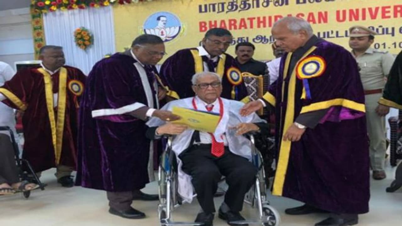 91 साल के शख्स को करनी पड़ी पीएचडी, कोर्ट के 400 फैसलों पर की रिसर्च 91 साल के शख्स को करनी पड़ी पीएचडी, कोर्ट के 400 फैसलों पर की रिसर्च