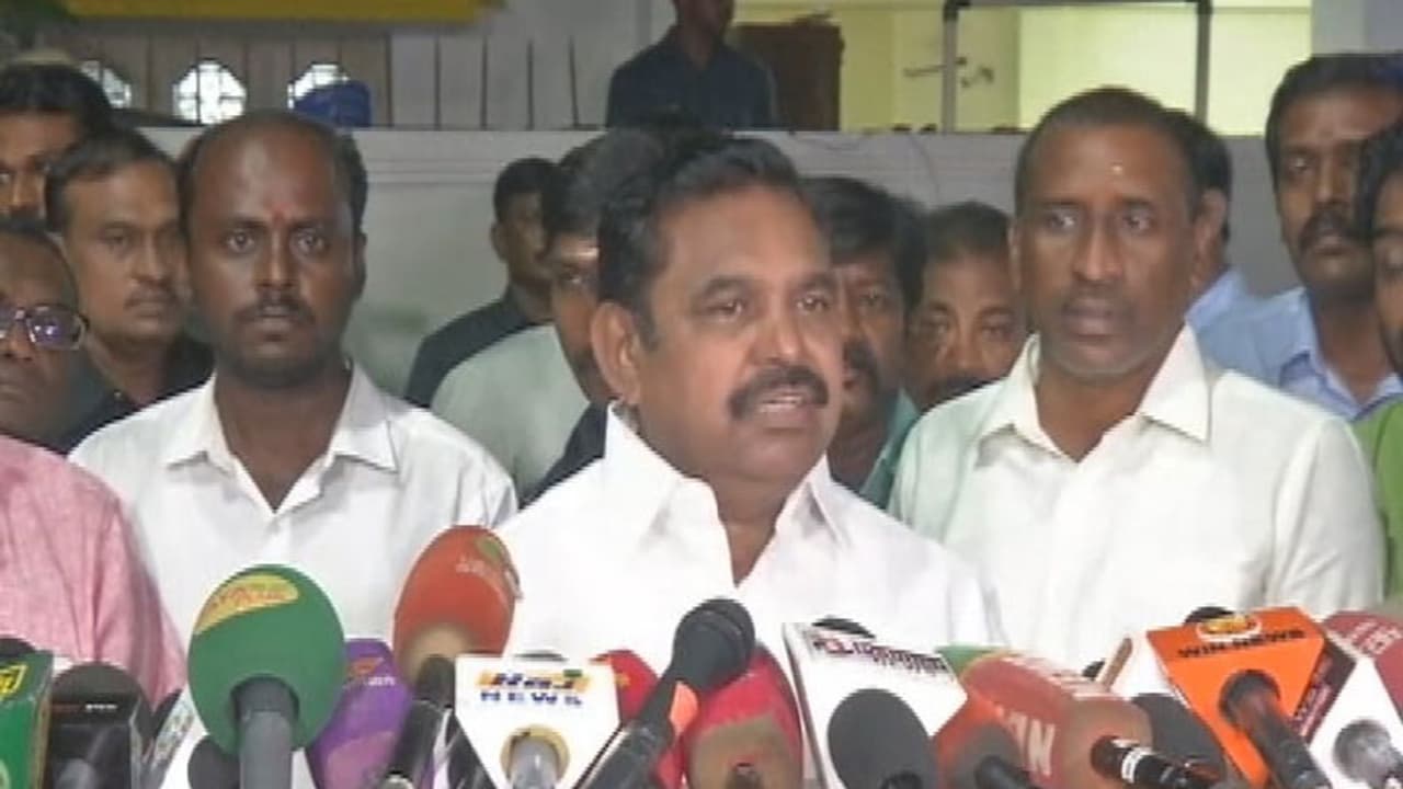 அவர் சொன்னதில் என்ன தப்பிருக்கு..? ஓ.பி.எஸ் மகனுக்காக வரிந்து கட்டும் எடப்பாடி..! அவர் சொன்னதில் என்ன தப்பிருக்கு..? ஓ.பி.எஸ் மகனுக்காக வரிந்து கட்டும் எடப்பாடி..!