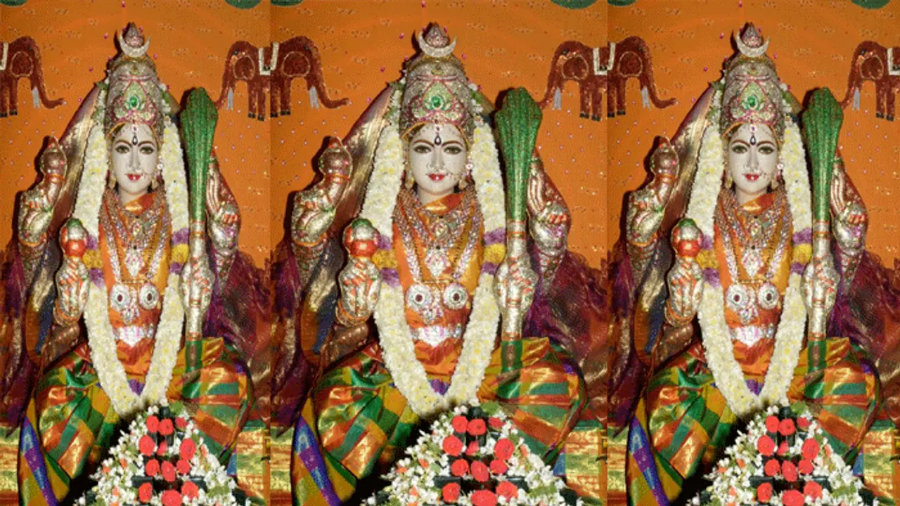 రాజరాజేశ్వరీ దేవి అవతారంలో అమ్మవారు రాజరాజేశ్వరీ దేవి అవతారంలో అమ్మవారు