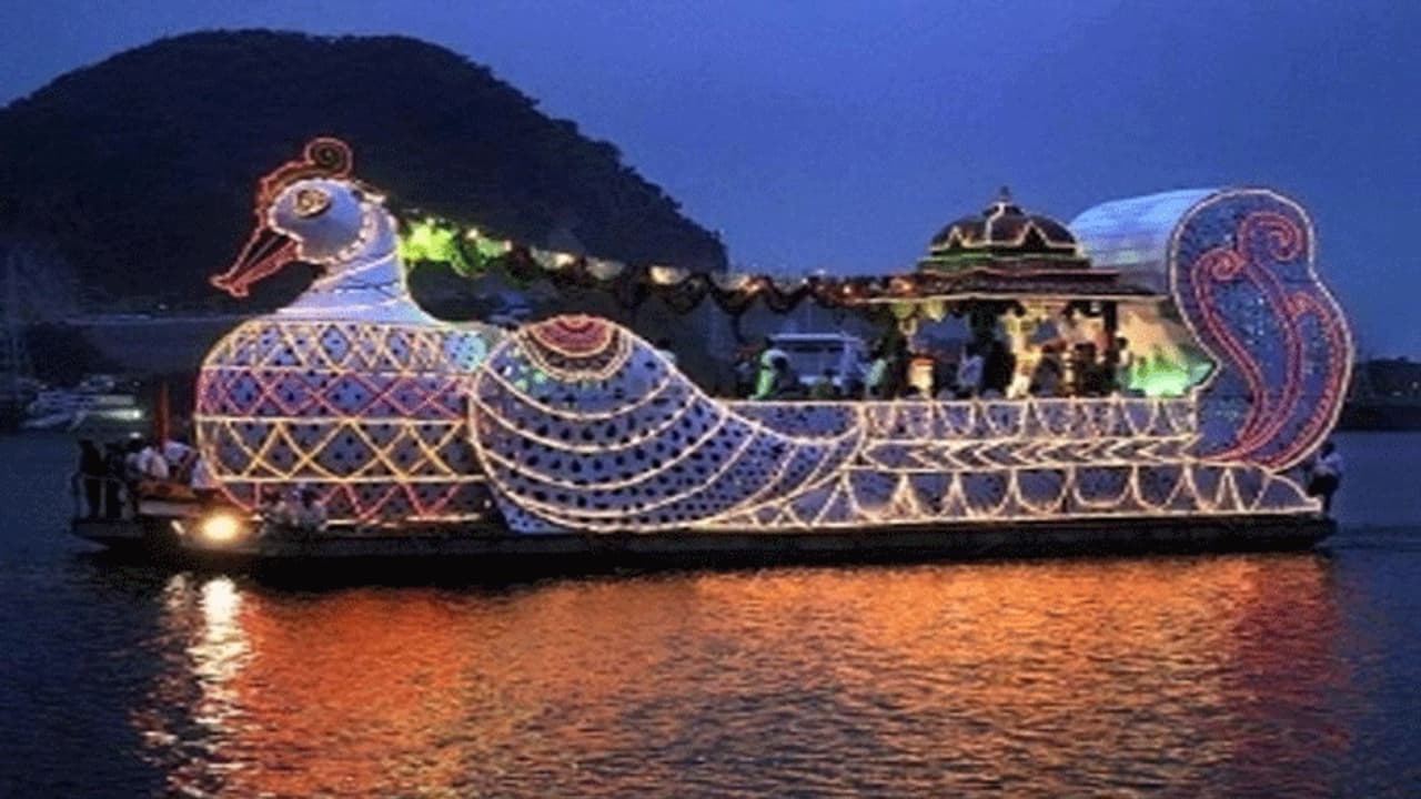 భారీ భద్రత నడుమ.. విజయవాడ దుర్గమ్మ తెప్పోత్సవం