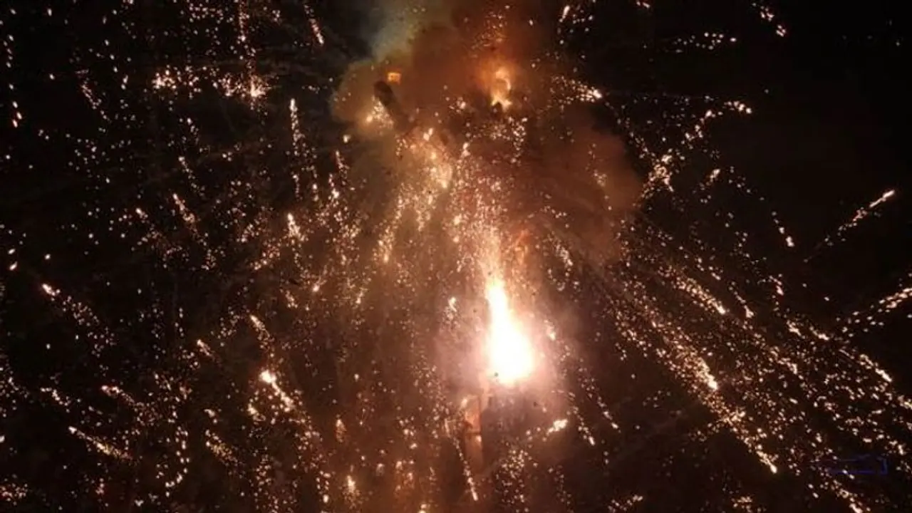 11കാരന്റെ കരിമരുന്ന് പ്രയോഗം, കത്തിനശിച്ചത് രണ്ട് വീടുകൾ, 33കാരനായ പിതാവ് അറസ്റ്റിൽ 11കാരന്റെ കരിമരുന്ന് പ്രയോഗം, കത്തിനശിച്ചത് രണ്ട് വീടുകൾ, 33കാരനായ പിതാവ് അറസ്റ്റിൽ