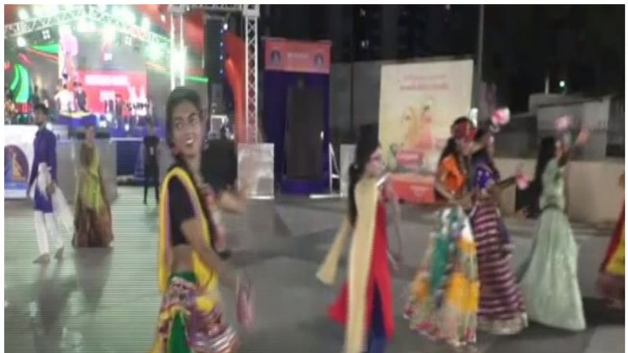 സാനിറ്ററി നാപ്കിനുകള് കൈയ്യിലേന്തി ഗാര്ബാ നൃത്തം വീഡിയോ സാനിറ്ററി നാപ്കിനുകള് കൈയ്യിലേന്തി ഗാര്ബാ നൃത്തം വീഡിയോ