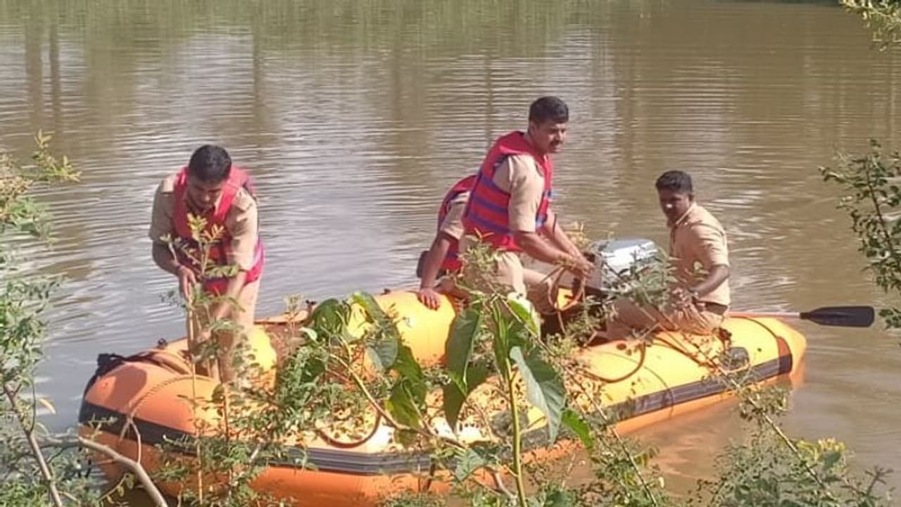 ಕೆರೆಯಲ್ಲಿ ಮುಳುಗಿ ಮೂವರು ಬಾಲಕರು ಸಾವು ಕೆರೆಯಲ್ಲಿ ಮುಳುಗಿ ಮೂವರು ಬಾಲಕರು ಸಾವು