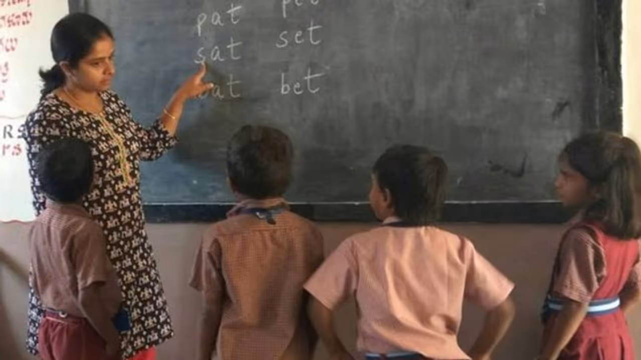 ಉತ್ತರ ಕನ್ನಡ: ಶಿಥಿಲಾವಸ್ಥೆಯಲ್ಲಿದೆ ಶಾಲಾ ಕೊಠಡಿಗಳು, ಆತಂಕದಲ್ಲಿ ಪೋಷಕರು..! ಉತ್ತರ ಕನ್ನಡ: ಶಿಥಿಲಾವಸ್ಥೆಯಲ್ಲಿದೆ ಶಾಲಾ ಕೊಠಡಿಗಳು, ಆತಂಕದಲ್ಲಿ ಪೋಷಕರು..!