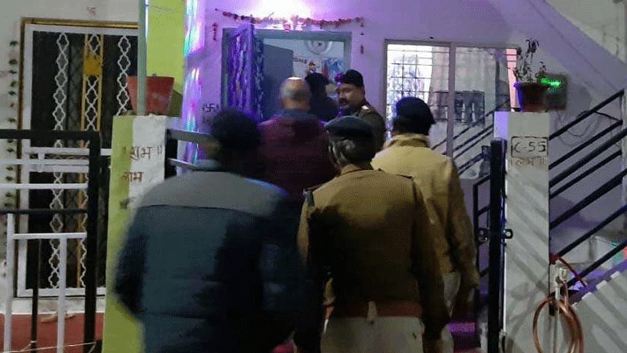 खुशियों की मन्नत मांगने अष्टमी पूजन के लिए गई थी मां, लौटी तो डरावना सीन देख चीखने लगी खुशियों की मन्नत मांगने अष्टमी पूजन के लिए गई थी मां, लौटी तो डरावना सीन देख चीखने लगी