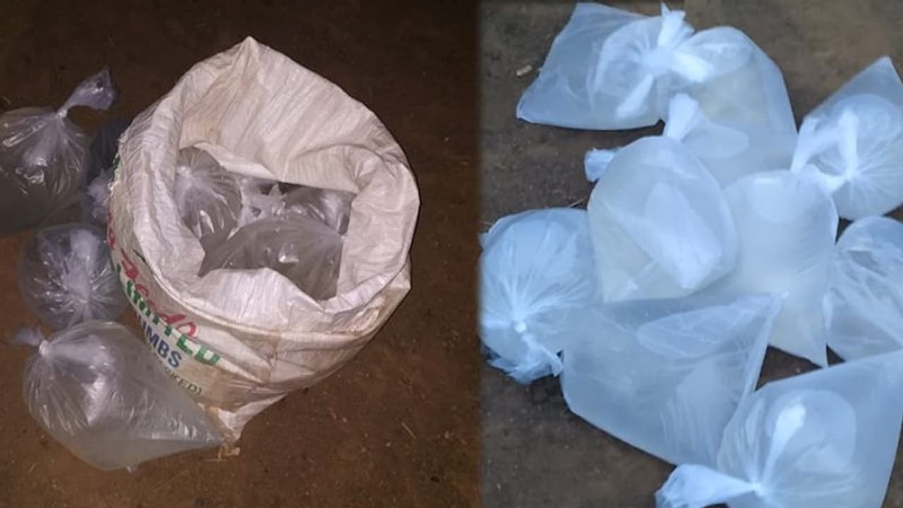 కృష్ణాజిల్లాలో నాటుసారా విక్రయాలు: పట్టుకున్న గ్రామవాలంటీర్లు కృష్ణాజిల్లాలో నాటుసారా విక్రయాలు: పట్టుకున్న గ్రామవాలంటీర్లు