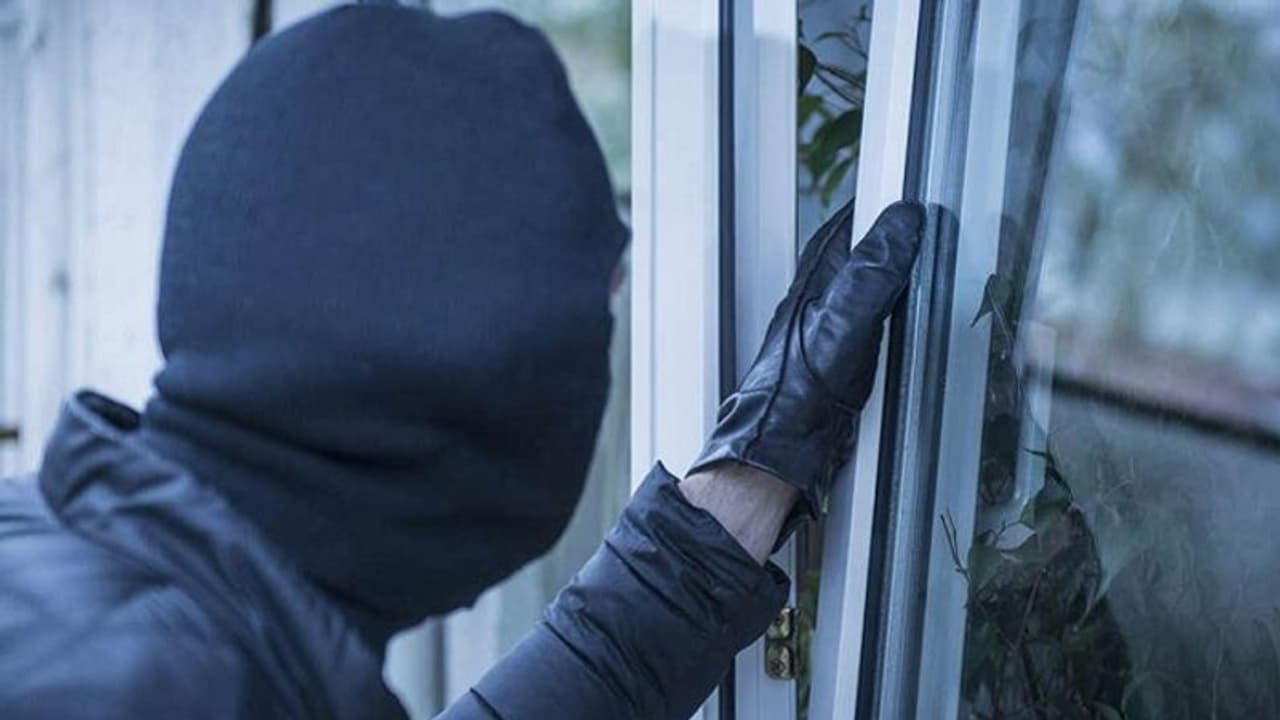 చిత్తూరు : ఆంధ్రా బ్యాంక్లో భారీ చోరీ, మొత్తం విలువ రూ.3.50 కోట్లు చిత్తూరు : ఆంధ్రా బ్యాంక్లో భారీ చోరీ, మొత్తం విలువ రూ.3.50 కోట్లు