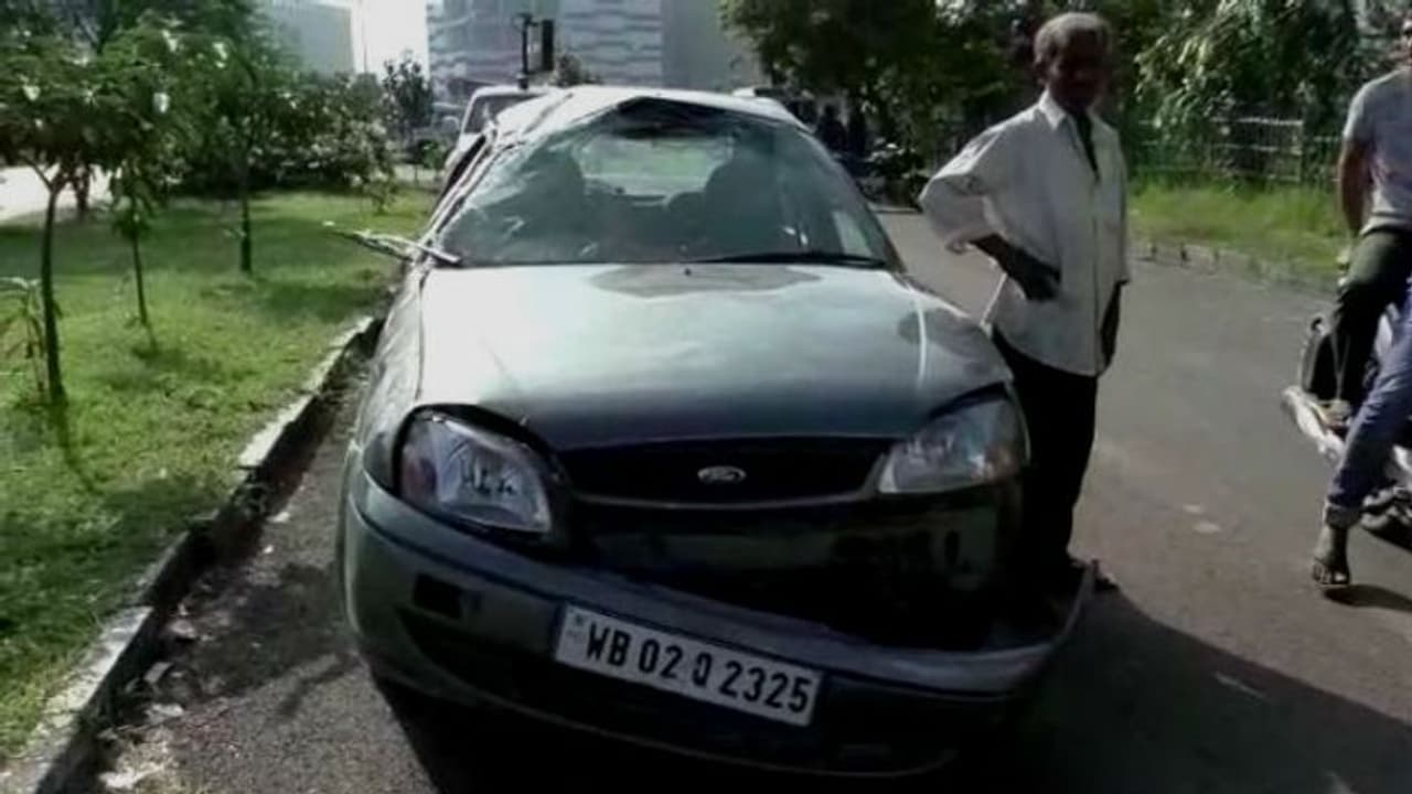 গাড়ির মধ্যেই মদ্যপানের অভিযোগ, নবমীর রাতে নিউ টাউনে দুর্ঘটনার বলি যুবক গাড়ির মধ্যেই মদ্যপানের অভিযোগ, নবমীর রাতে নিউ টাউনে দুর্ঘটনার বলি যুবক