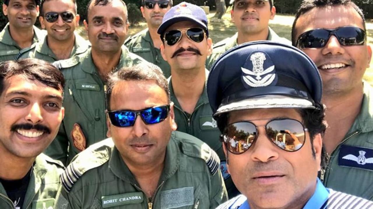 ಭಾರತೀಯ ವಾಯುಸೇನಾ ದಿನಾಚರಣೆಯಲ್ಲಿ ಸಚಿನ್ ತೆಂಡುಲ್ಕರ್ ಭಾರತೀಯ ವಾಯುಸೇನಾ ದಿನಾಚರಣೆಯಲ್ಲಿ ಸಚಿನ್ ತೆಂಡುಲ್ಕರ್