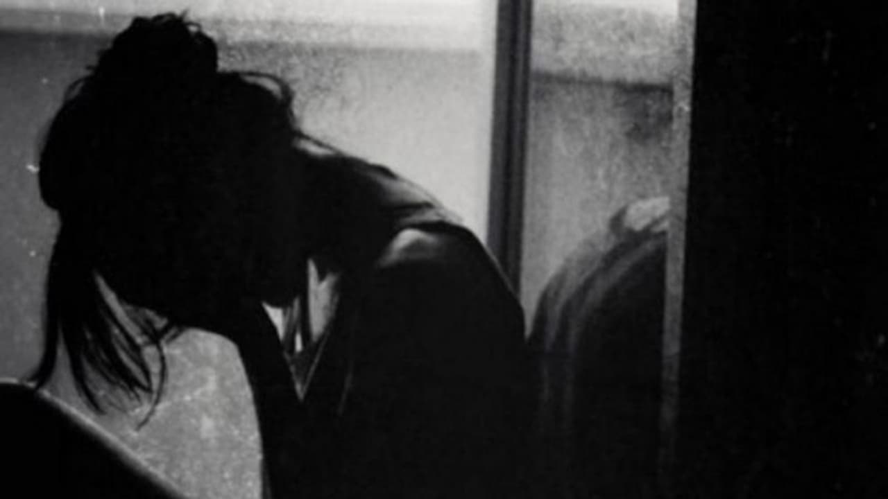 ആഹാരത്തില് തലമുടി; ക്ഷുഭിതനായ ഭര്ത്താവ് ഭാര്യയുടെ തല മൊട്ടയടിച്ചു ആഹാരത്തില് തലമുടി; ക്ഷുഭിതനായ ഭര്ത്താവ് ഭാര്യയുടെ തല മൊട്ടയടിച്ചു