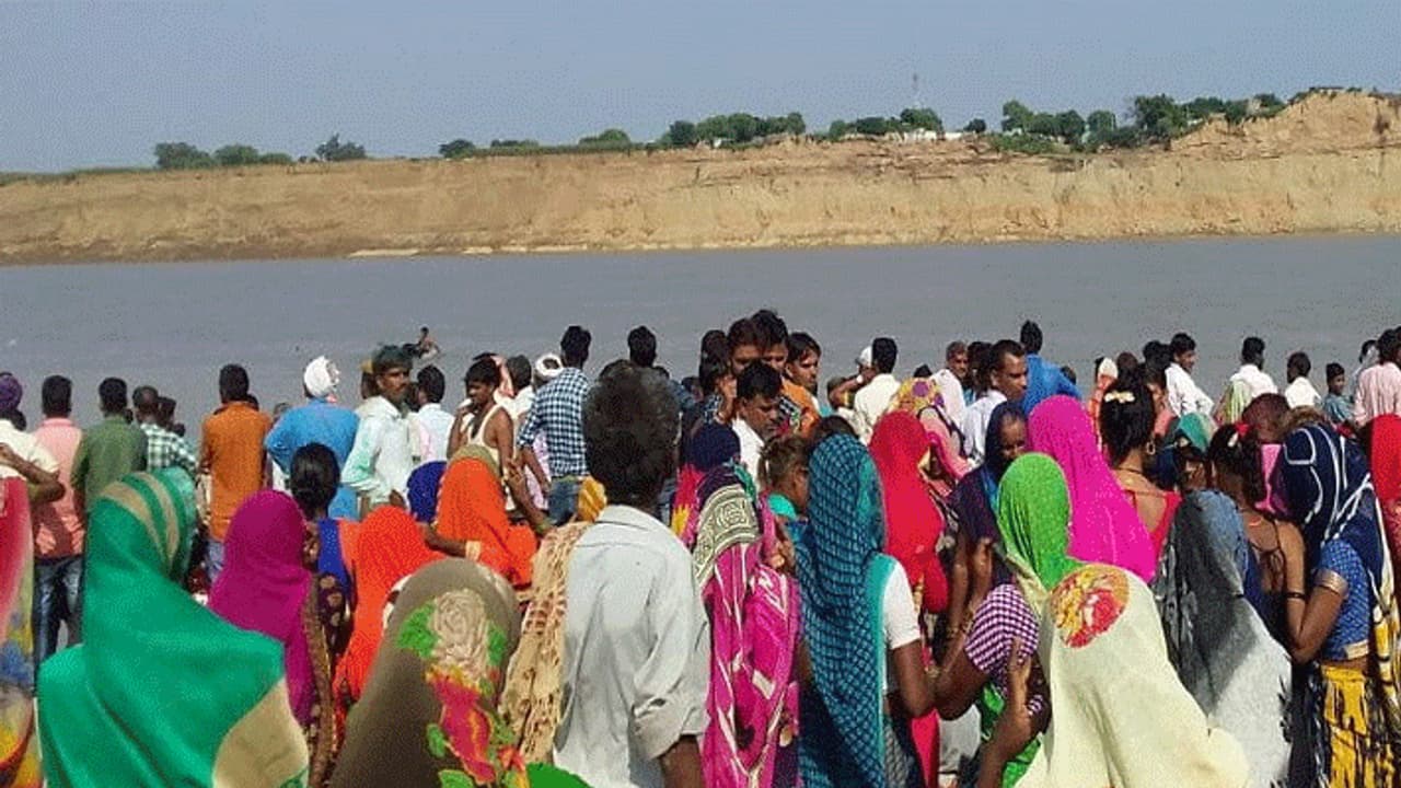 देवी मां की प्रतिमा को विसर्जन करते समय हुआ बड़ा हादसा, चीखते चिल्लाते पानी में बह गए 5 युवक देवी मां की प्रतिमा को विसर्जन करते समय हुआ बड़ा हादसा, चीखते चिल्लाते पानी में बह गए 5 युवक