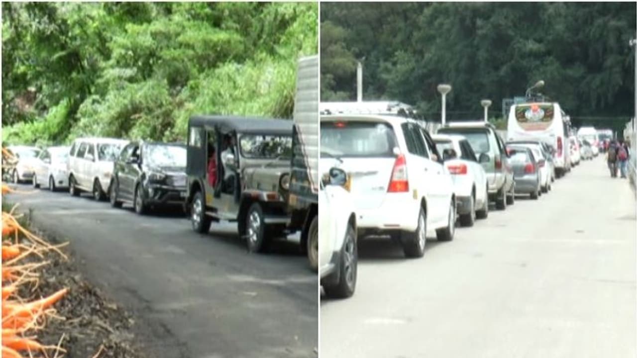 സന്ദര്ശക തിരക്കില് കുരുങ്ങി മൂന്നാര്; ഗതാഗത നിയന്ത്രണത്തിന് 'പ്ലാനില്ലാതെ' പൊലീസ് സന്ദര്ശക തിരക്കില് കുരുങ്ങി മൂന്നാര്; ഗതാഗത നിയന്ത്രണത്തിന് 'പ്ലാനില്ലാതെ' പൊലീസ്