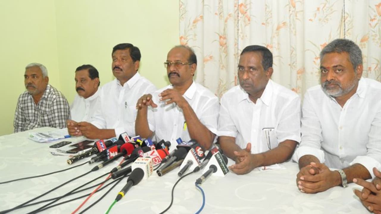 చెక్ పవర్ సర్పంచ్‌లకే ఉండాలి: టీఆర్ఎస్‌పై ఎమ్మెల్సీ బాబూ రాజేంద్రప్రసాద్ ఫైర్