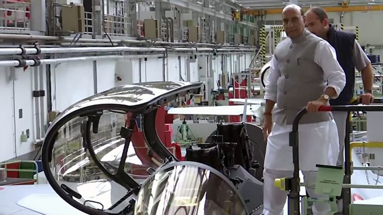 ഇന്ത്യയുടെ ആദ്യ റാഫേല് വിമാനത്തിന്റെ ചിത്രം ഇന്ത്യയുടെ ആദ്യ റാഫേല് വിമാനത്തിന്റെ ചിത്രം