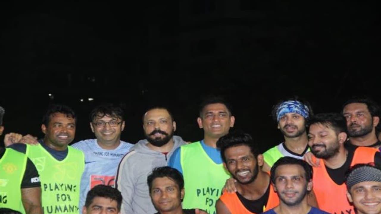 ক্রিকেট থেকে ছুটি, মুম্বইতে ফুটবল মাঠে ধোনি, সঙ্গে লিয়েন্ডার পেজ ক্রিকেট থেকে ছুটি, মুম্বইতে ফুটবল মাঠে ধোনি, সঙ্গে লিয়েন্ডার পেজ