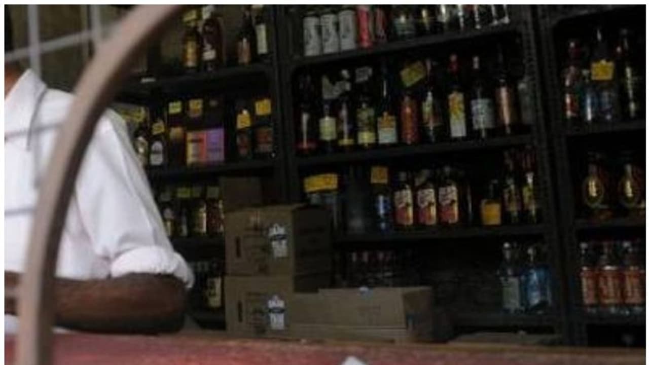 കൊവിഡ് ജാഗ്രതക്കിടെ ബിവറേജസ് ഷോപ്പുകൾക്ക് മുന്നിൽ കനത്ത ക്യു; വടകരയിൽ പൊലീസ് ലാത്തി വീശി കൊവിഡ് ജാഗ്രതക്കിടെ ബിവറേജസ് ഷോപ്പുകൾക്ക് മുന്നിൽ കനത്ത ക്യു; വടകരയിൽ പൊലീസ് ലാത്തി വീശി