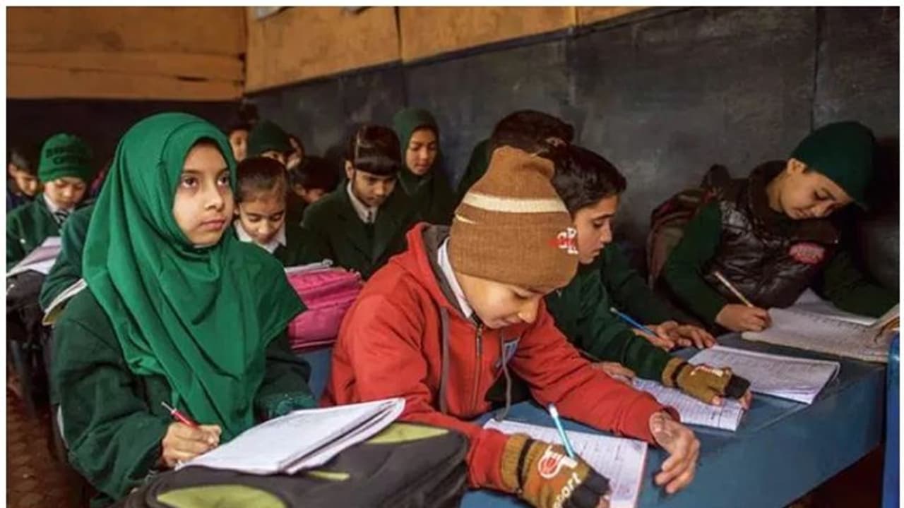 अनुच्छेद 370 हटाने के बाद से ही बंद है कश्मीर, घरों में जाकर सिलेबस पूरा करा रहे हैं टीचर अनुच्छेद 370 हटाने के बाद से ही बंद है कश्मीर, घरों में जाकर सिलेबस पूरा करा रहे हैं टीचर