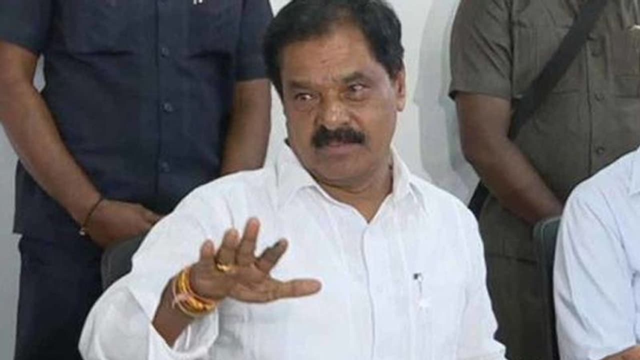 అంధ భక్తుడికి తనతో పాటు దర్శనం: ఏపీ డిప్యూటీ సీఎం నారాయణ స్వామి మానవత్వం