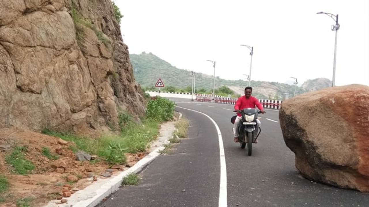 కొండవీడులో జారిపడుతున్న బండరాళ్లు: పట్టించుకోని అధికారులు కొండవీడులో జారిపడుతున్న బండరాళ్లు: పట్టించుకోని అధికారులు