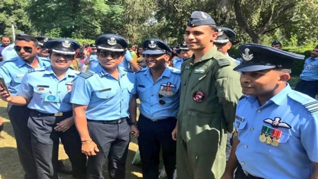 বায়ুসেনা দিবসে অভিনন্দন বর্তমানকে কুর্নিশ সচিন তেন্ডুলকরের বায়ুসেনা দিবসে অভিনন্দন বর্তমানকে কুর্নিশ সচিন তেন্ডুলকরের