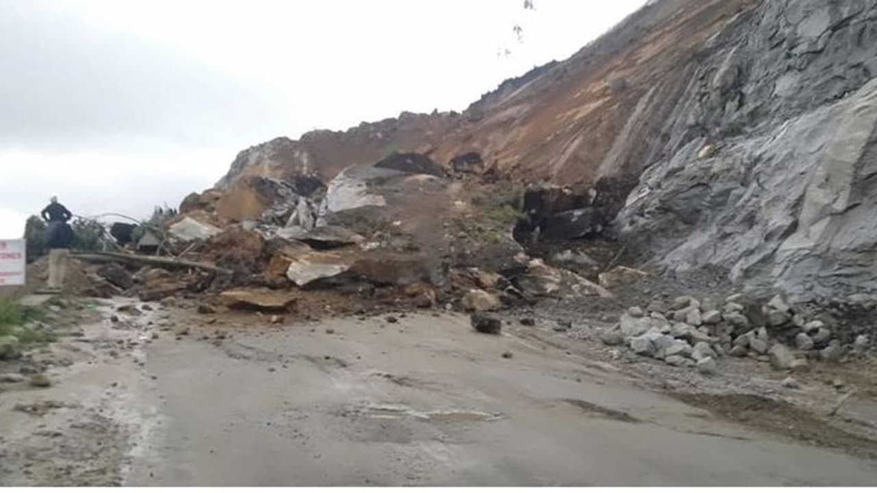 Horrific Video: চোখের সামনে ভেঙে পড়ছে পাহাড়, 'ভয়ঙ্কর ভূমিধস' বলে চিৎকার যাত্রীদের