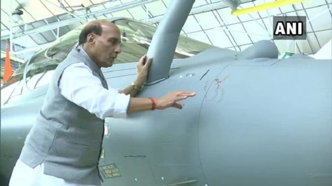 ரஃபேல் முன்பே இருந்திருந்தால் இங்கிருந்தே பாகிஸ்தானை பதம் பார்த்திருப்போம்... மிரள வைக்கும் ராஜ்நாத் சிங்..! ரஃபேல் முன்பே இருந்திருந்தால் இங்கிருந்தே பாகிஸ்தானை பதம் பார்த்திருப்போம்... மிரள வைக்கும் ராஜ்நாத் சிங்..!