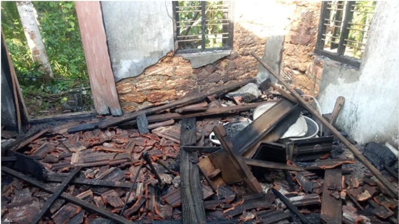 ചെങ്ങന്നൂരില് ഇടിമിന്നലേറ്റ് അംഗനവാടി തകര്ന്നു; വന്ദുരന്തം ഒഴിവായി ചെങ്ങന്നൂരില് ഇടിമിന്നലേറ്റ് അംഗനവാടി തകര്ന്നു; വന്ദുരന്തം ഒഴിവായി