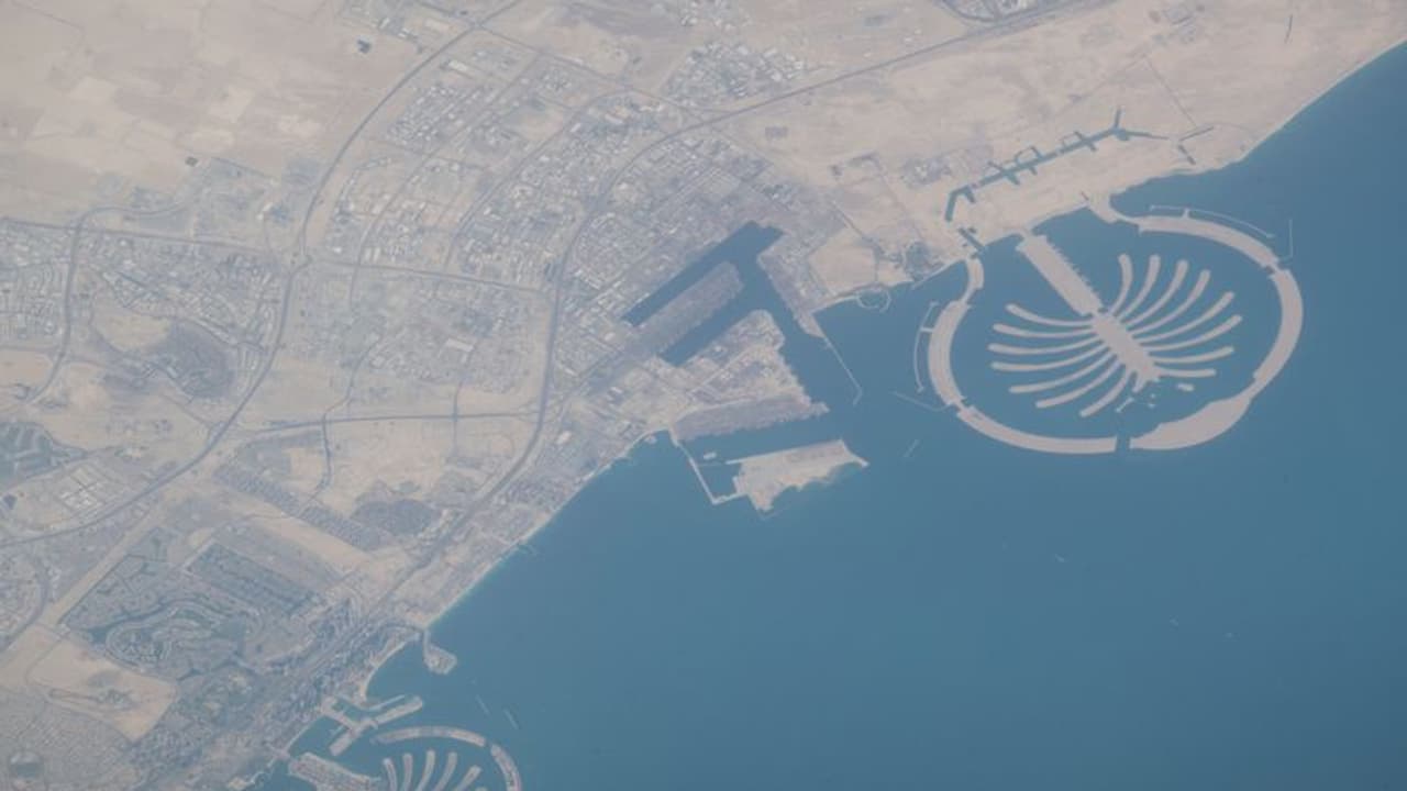 ദുബായി ബഹിരാകാശത്ത് നിന്നും; ഹസ്സ അൽ മൻസൂറി പുറത്ത് വിട്ട ചിത്രങ്ങള് ദുബായി ബഹിരാകാശത്ത് നിന്നും; ഹസ്സ അൽ മൻസൂറി പുറത്ത് വിട്ട ചിത്രങ്ങള്