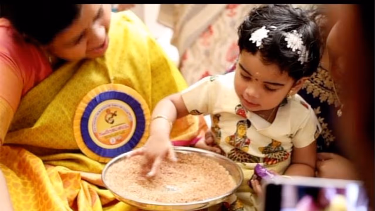 ഗള്ഫില് അറിവിന്റെ ആദ്യാക്ഷരം കുറിച്ച് ആയിരക്കണക്കിന് കുരുന്നുകള് ഗള്ഫില് അറിവിന്റെ ആദ്യാക്ഷരം കുറിച്ച് ആയിരക്കണക്കിന് കുരുന്നുകള്