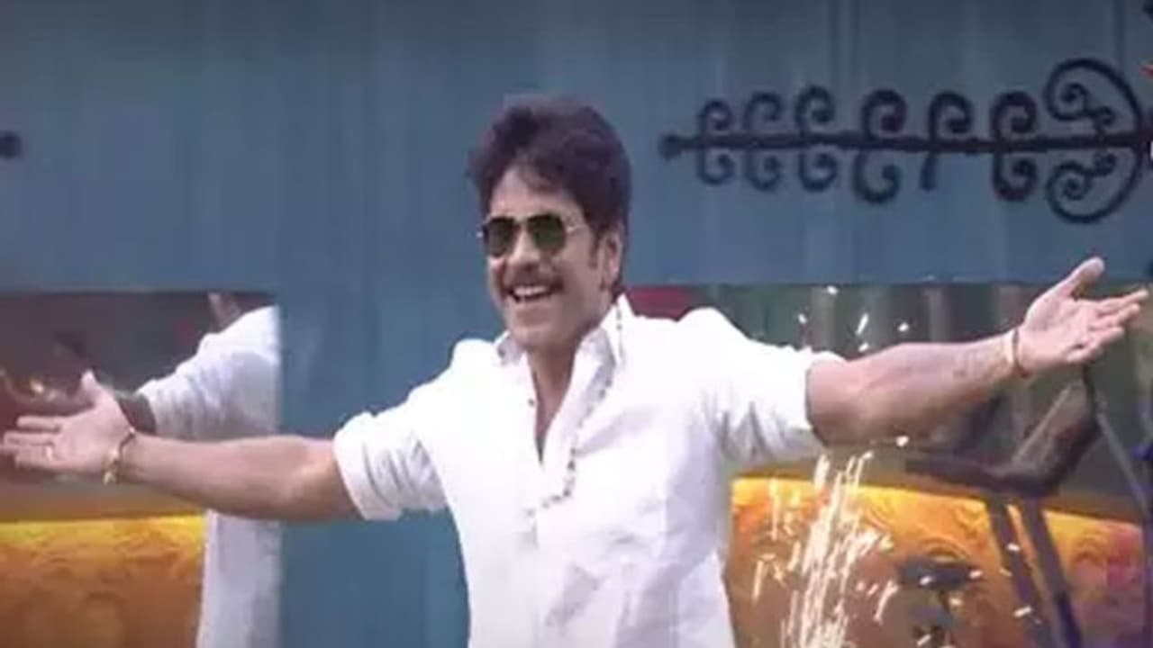 బిగ్ బాస్ 3: హౌస్ మేట్స్ తో నాగ్ దసరా సంబరాలు! బిగ్ బాస్ 3: హౌస్ మేట్స్ తో నాగ్ దసరా సంబరాలు!