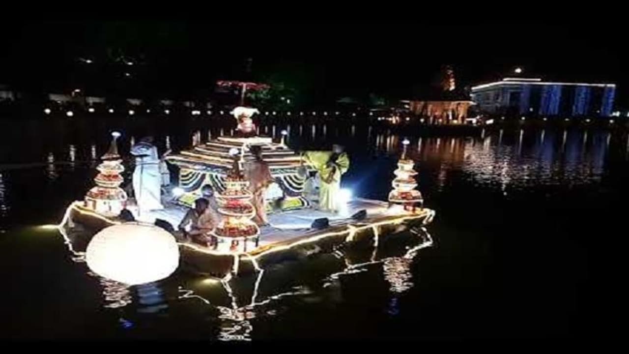 ಹಾವೇರಿಯ ಗುತ್ತಲದಲ್ಲಿ ರೇಣುಕಾಚಾರ್ಯರ ಮೂರ್ತಿಯ ತೆಪ್ಪೋತ್ಸವ ಹಾವೇರಿಯ ಗುತ್ತಲದಲ್ಲಿ ರೇಣುಕಾಚಾರ್ಯರ ಮೂರ್ತಿಯ ತೆಪ್ಪೋತ್ಸವ