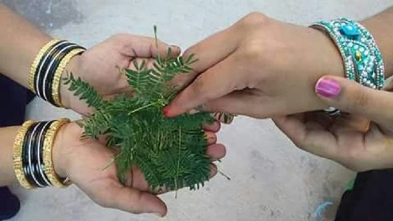 ಶಿರಹಟ್ಟಿಯಲ್ಲಿ ಭಾವೈಕ್ಯ ಸಾರಿದ ಬನ್ನಿ ಮುಡಿಯುವ ಕಾರ್ಯಕ್ರಮ ಶಿರಹಟ್ಟಿಯಲ್ಲಿ ಭಾವೈಕ್ಯ ಸಾರಿದ ಬನ್ನಿ ಮುಡಿಯುವ ಕಾರ್ಯಕ್ರಮ