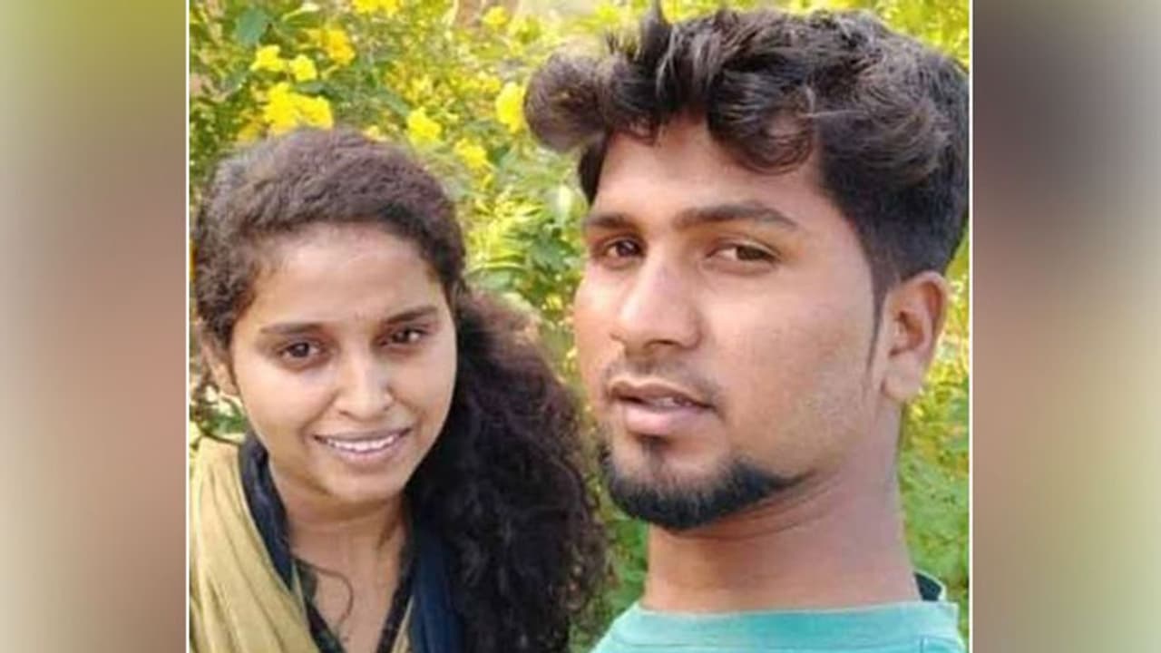 होटल में पड़ी थी प्रेमिका की लाश प्रेमी बाहर दौड़ा और ट्रक के आगे लगा दी छलांग होटल में पड़ी थी प्रेमिका की लाश प्रेमी बाहर दौड़ा और ट्रक के आगे लगा दी छलांग