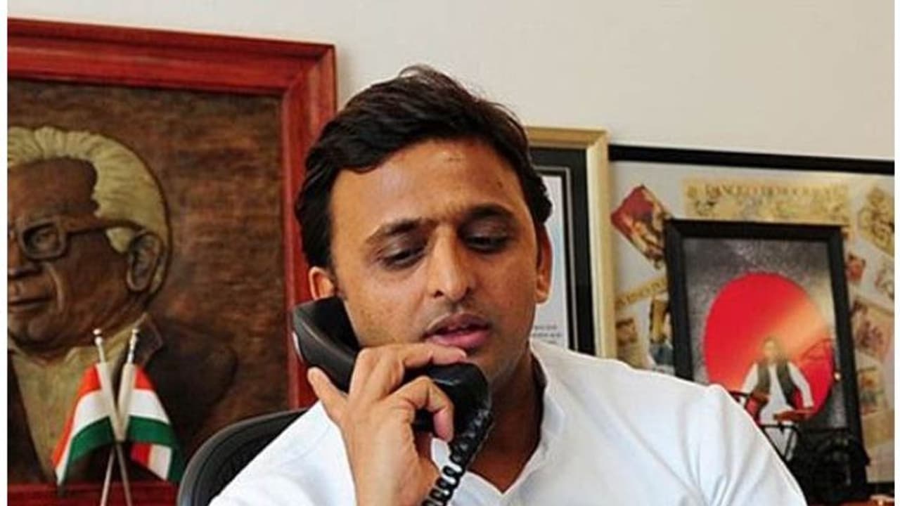 पुष्पेंद्र यादव मुठभेड़ मामले में सियासत गर्म , आज अखिलेश पहुंचेंगे परिजनों से मिलने पुष्पेंद्र यादव मुठभेड़ मामले में सियासत गर्म , आज अखिलेश पहुंचेंगे परिजनों से मिलने