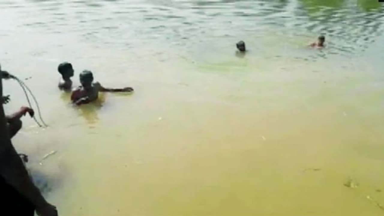 দুর্গা বিসর্জন হয়ে উঠল মর্মান্তিক, পার্বতী তে তলিয়ে গেলেন ১০ জন দুর্গা বিসর্জন হয়ে উঠল মর্মান্তিক, পার্বতী তে তলিয়ে গেলেন ১০ জন