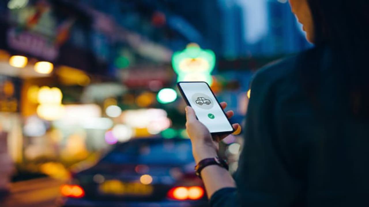 ಬೆಂಗಳೂರು: ಗ್ರೋಸರಿ ಕಸ್ಟಮರ್ ಕೇರ್ಗೆ ಕರೆ ಮಾಡಿದ ಯುವತಿಗೆ ಭಾರೀ ಮೋಸ! ಬೆಂಗಳೂರು: ಗ್ರೋಸರಿ ಕಸ್ಟಮರ್ ಕೇರ್ಗೆ ಕರೆ ಮಾಡಿದ ಯುವತಿಗೆ ಭಾರೀ ಮೋಸ!