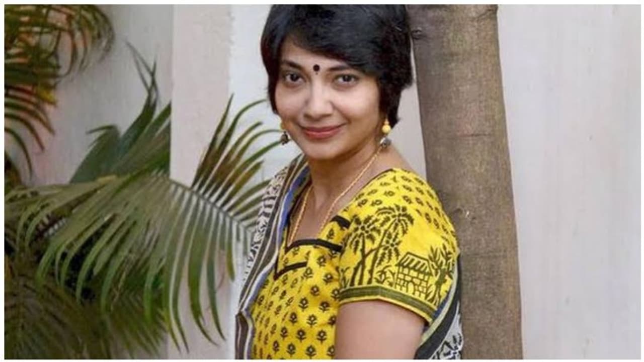 வலிய உங்கள் தலைமீது நீங்களே இழுத்துப் போட்டுக்கொண்டீர்கள்! மதுவந்திக்கு இசையமைப்பாளரின் கோரிக்கை! வலிய உங்கள் தலைமீது நீங்களே இழுத்துப் போட்டுக்கொண்டீர்கள்! மதுவந்திக்கு இசையமைப்பாளரின் கோரிக்கை!