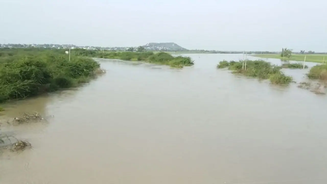 ತಗ್ಗಿದ ಮಳೆ ಆರ್ಭಟ: ಕುಗ್ಗಿದ ನೆರೆ ತಗ್ಗಿದ ಮಳೆ ಆರ್ಭಟ: ಕುಗ್ಗಿದ ನೆರೆ