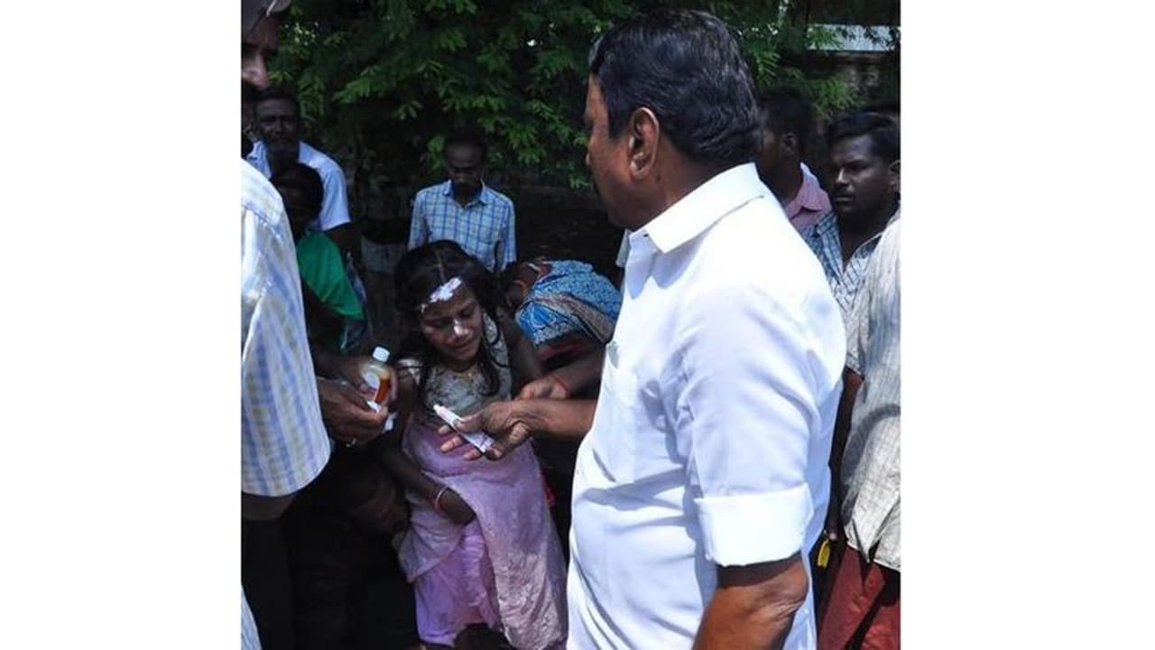 விபத்தில் சிக்கிய குடும்பத்தை காப்பாற்றிய அமைச்சர் செங்கோட்டையன்... குவியும் வாழ்த்துகள்!! விபத்தில் சிக்கிய குடும்பத்தை காப்பாற்றிய அமைச்சர் செங்கோட்டையன்... குவியும் வாழ்த்துகள்!!