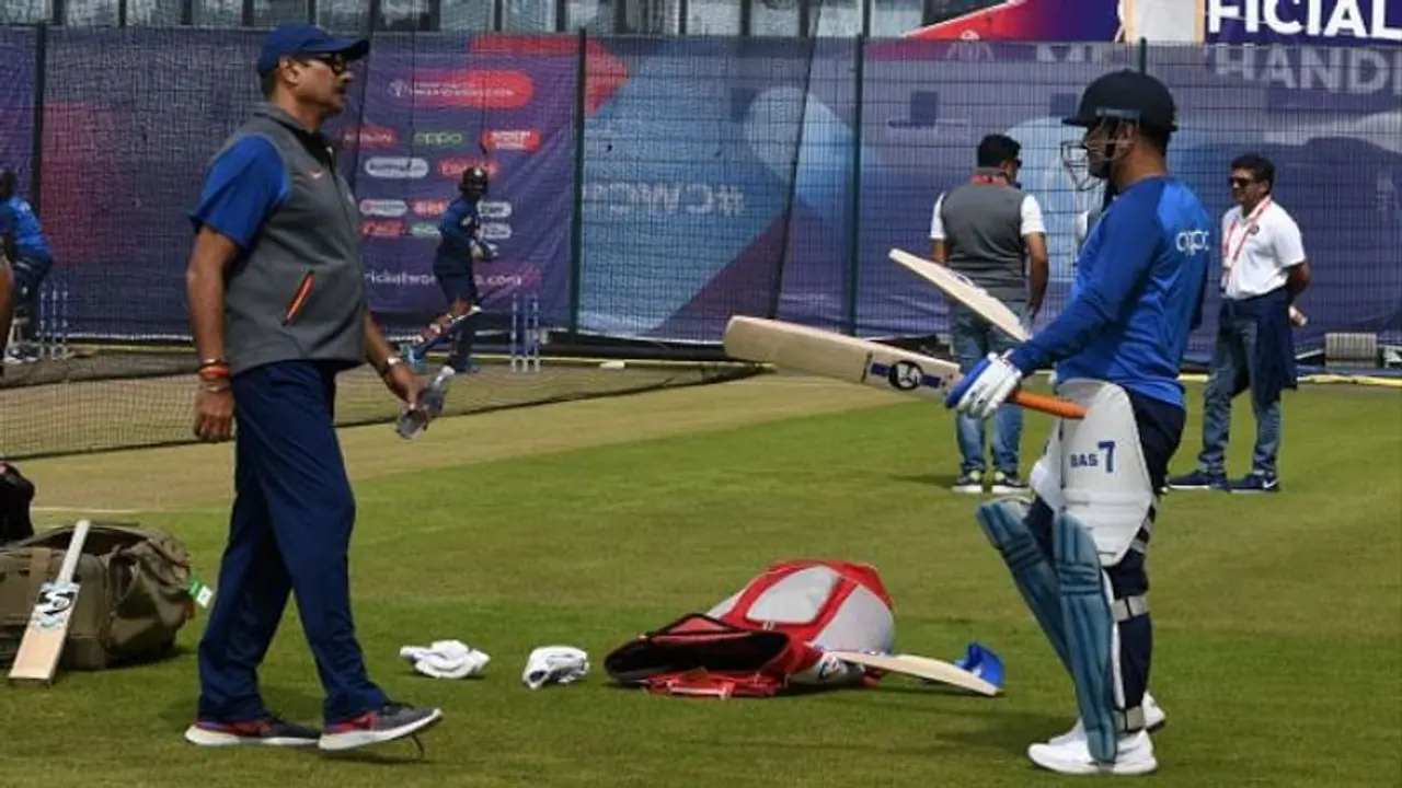 ধোনির অবসর নিয়ে এবার মুখ খুললেন ভারতীয় দলের কোচ রবি শাস্ত্রী ধোনির অবসর নিয়ে এবার মুখ খুললেন ভারতীয় দলের কোচ রবি শাস্ত্রী