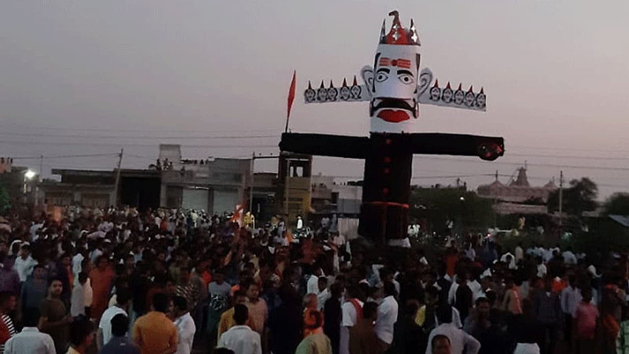 यहां सुबह निकले रावण के प्राण, बवाल ऐसा कि 48 घंटों के लिए इंटरनेट बंद नहीं बंटेगा अखबार यहां सुबह निकले रावण के प्राण, बवाल ऐसा कि 48 घंटों के लिए इंटरनेट बंद नहीं बंटेगा अखबार