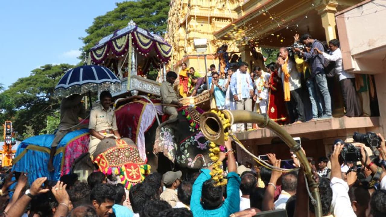 ಅಂಬಾರಿ ಹೊತ್ತ ಆನೆ ಅಸ್ವಸ್ಥ : ಎದುರಾಗಿದ್ದ ಆತಂಕ ದೂರ ಅಂಬಾರಿ ಹೊತ್ತ ಆನೆ ಅಸ್ವಸ್ಥ : ಎದುರಾಗಿದ್ದ ಆತಂಕ ದೂರ