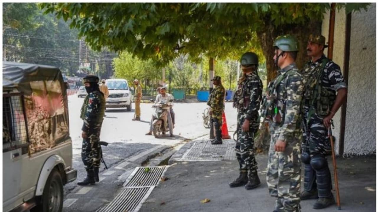 जम्मू में पाकिस्तान द्वारा दागे गए मोर्टार के दो गोले बरामद, निष्क्रिय किए गए जम्मू में पाकिस्तान द्वारा दागे गए मोर्टार के दो गोले बरामद, निष्क्रिय किए गए