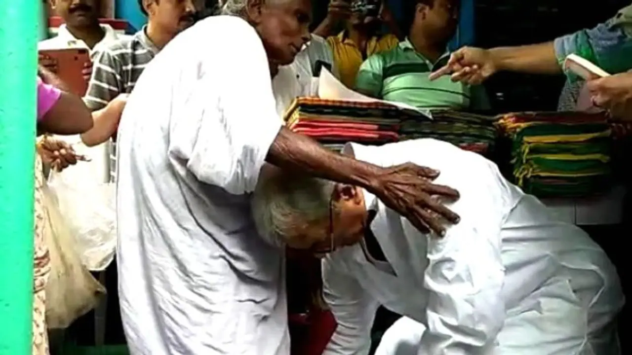 সহায় সম্বলহীন বৃদ্ধাদের পা ছুঁয়ে বিজয়া দশমী পালন করলেন এই বিধায়ক সহায় সম্বলহীন বৃদ্ধাদের পা ছুঁয়ে বিজয়া দশমী পালন করলেন এই বিধায়ক